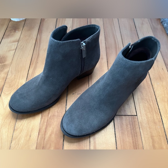 Jessica Simpson sued booties, size 8 - Picture 6 of 11